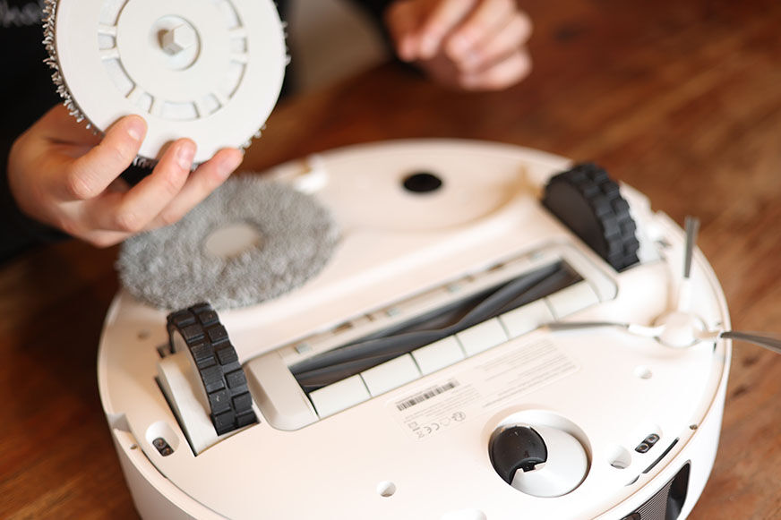 A mop pad of the Dreame L10s Ultra is removed.